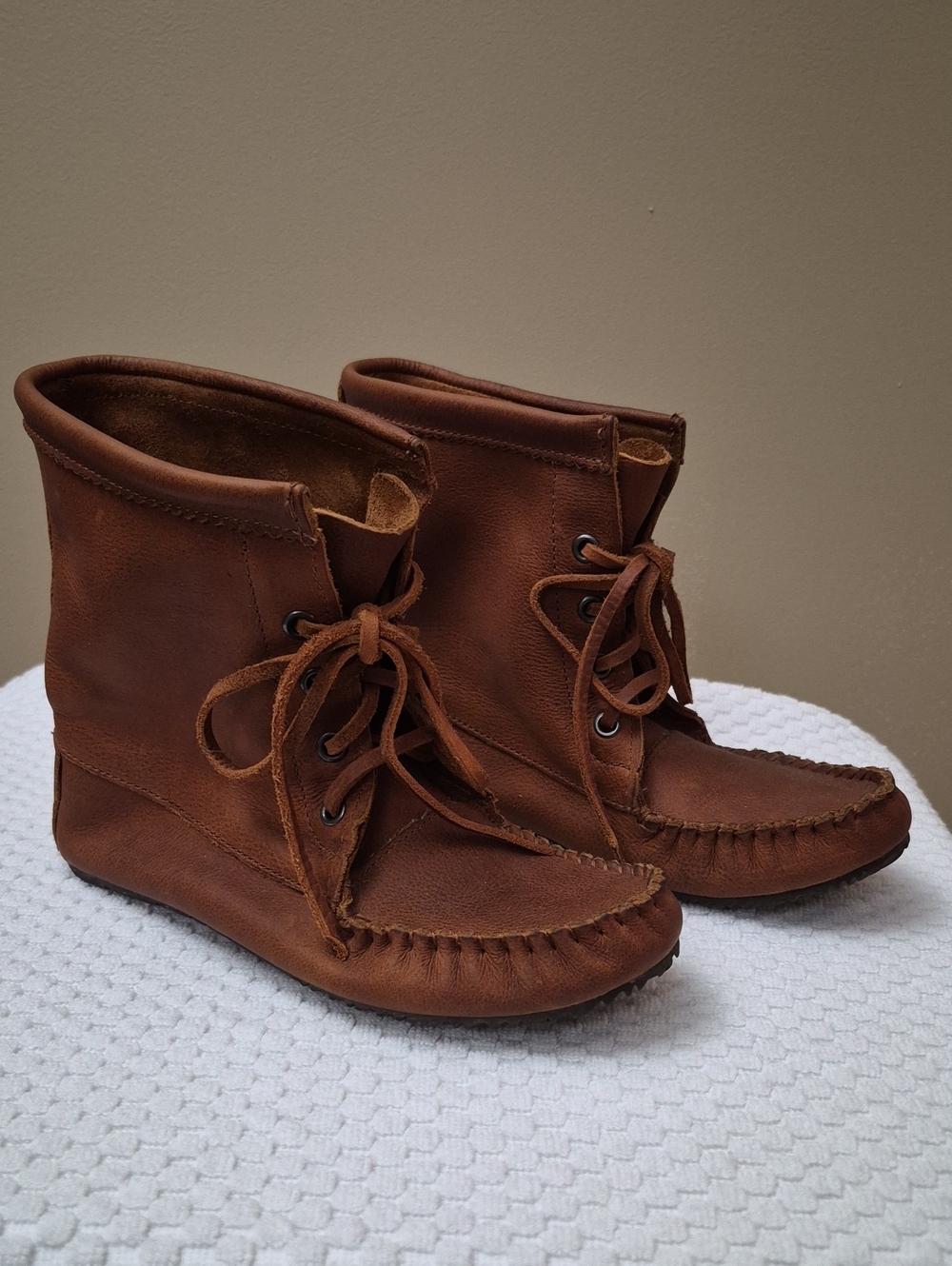 Women's Brown Leather Manitobah Mukluks Moccasin Ankle Boots - Lace-Up Comfort
